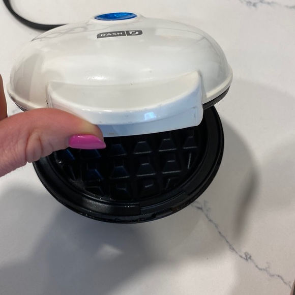 White mini dash waffle maker - Picture 1 of 5